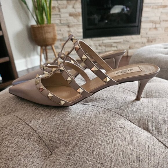 VALENTINO GARAVANI Rockstud Patent Leather Mules 50MM, size 38.5, color Poudre - Picture 8 of 12